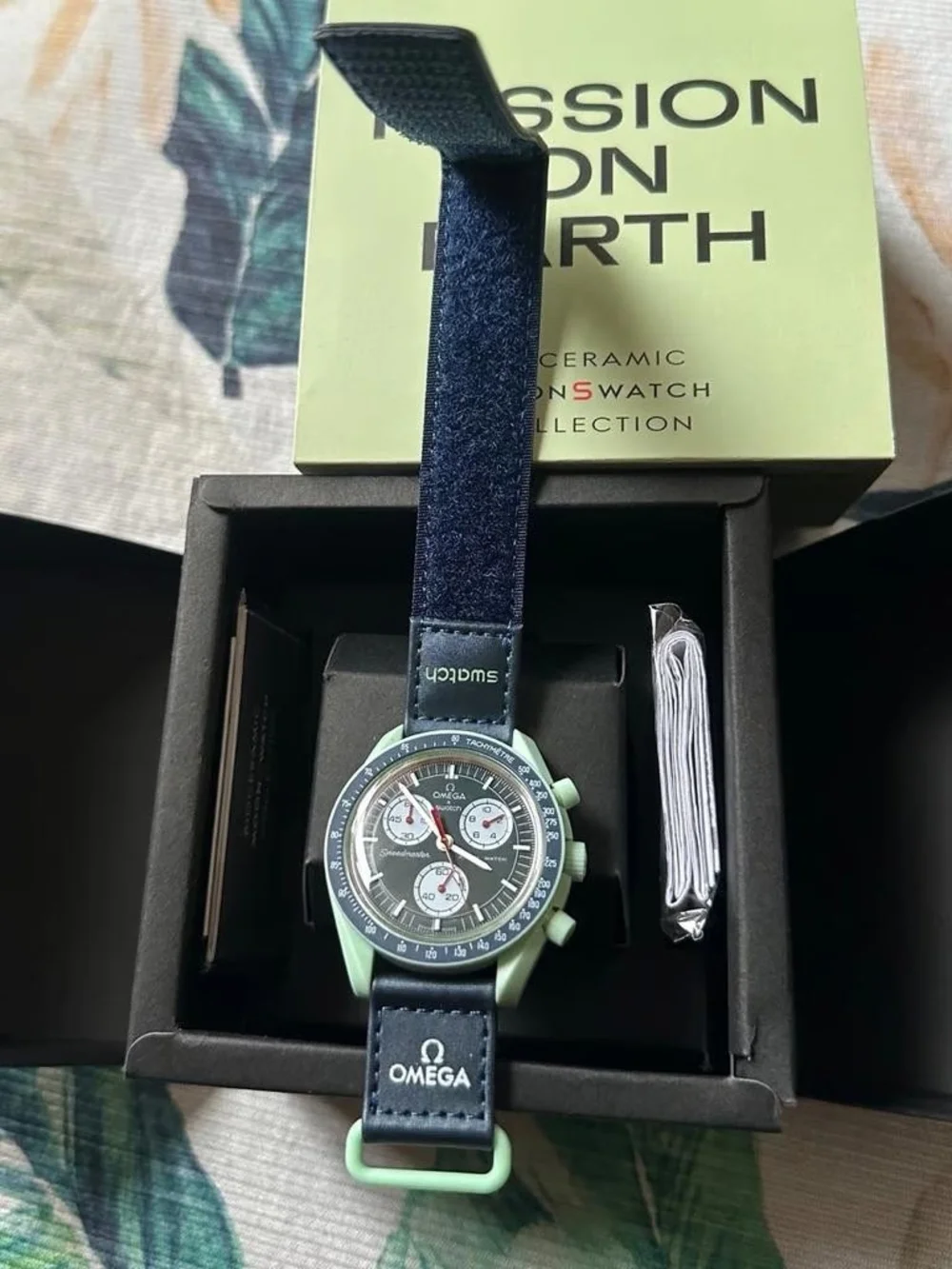Swatch x oméga moonswatch speedmaster mission to earth